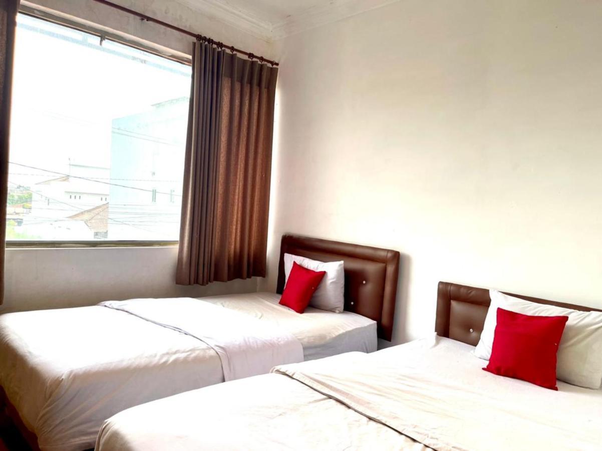 Oyo 90450 Sentra Inn Medan Luaran gambar